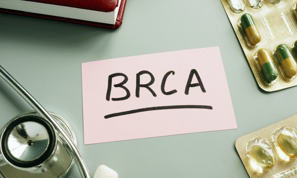 Papel escrito BRCA em cima de uma mesa verde