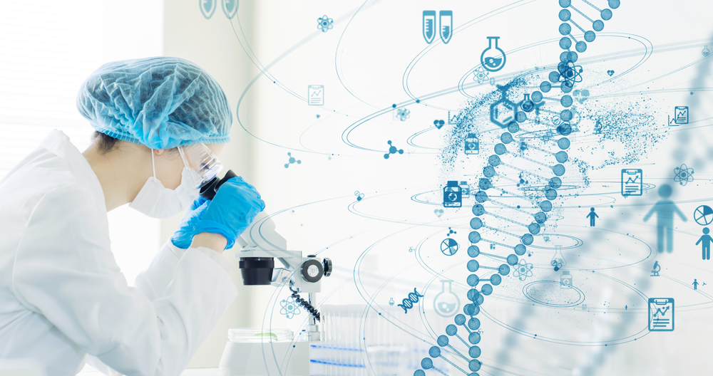 Cientista olhando em microscópio